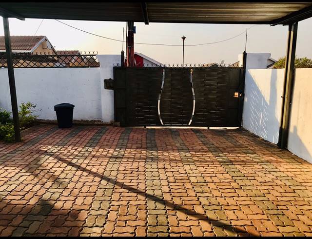 3 BEDROOM HOUSE FOR SALE IN MAHUBE VALLEY